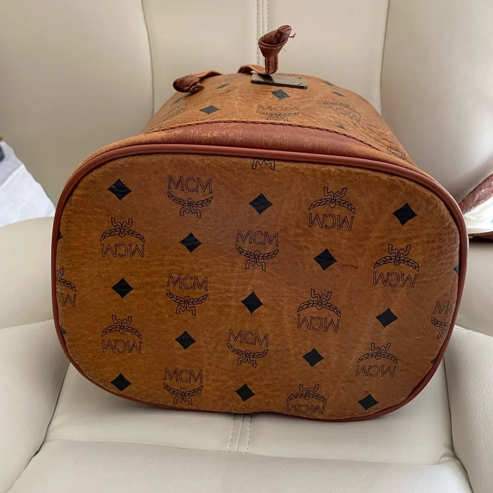 MCM bucket bag 🖤 - Picture 4 of 9